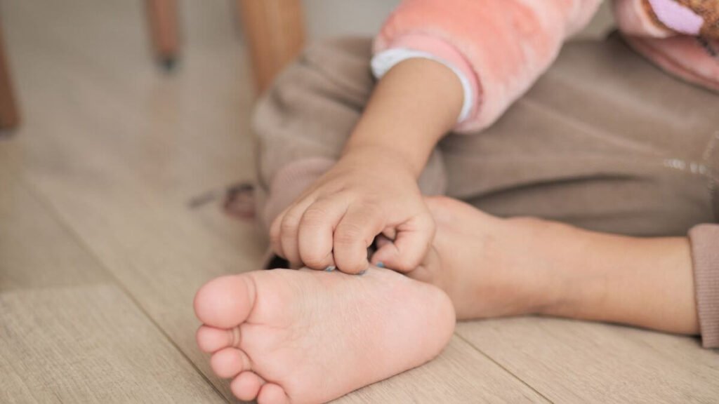 How to Relieve Itchy Feet at Night 1